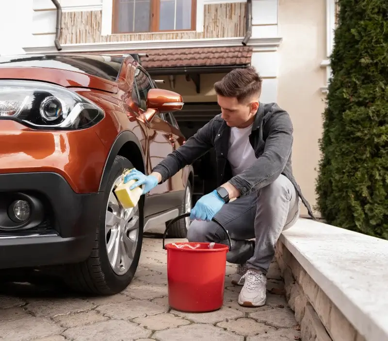 Lavage auto à domicile Château-Gaillard : professionnel intervenant sur un véhicule